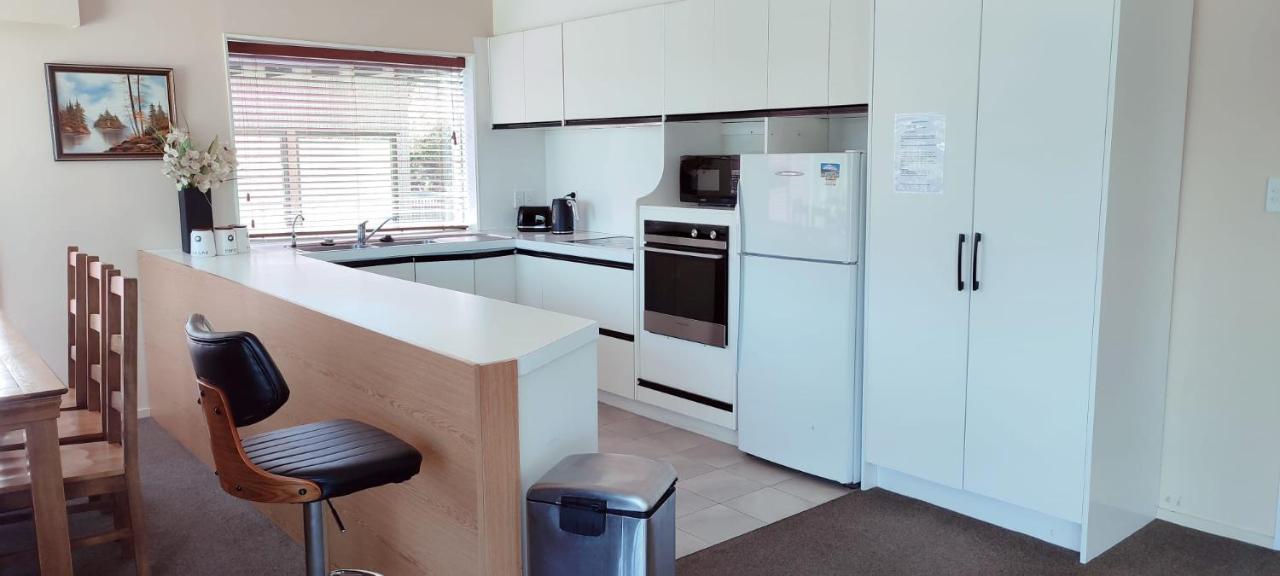 Spacious Home With Awesome Lake Views ควีนส์ทาวน์ ภายนอก รูปภาพ