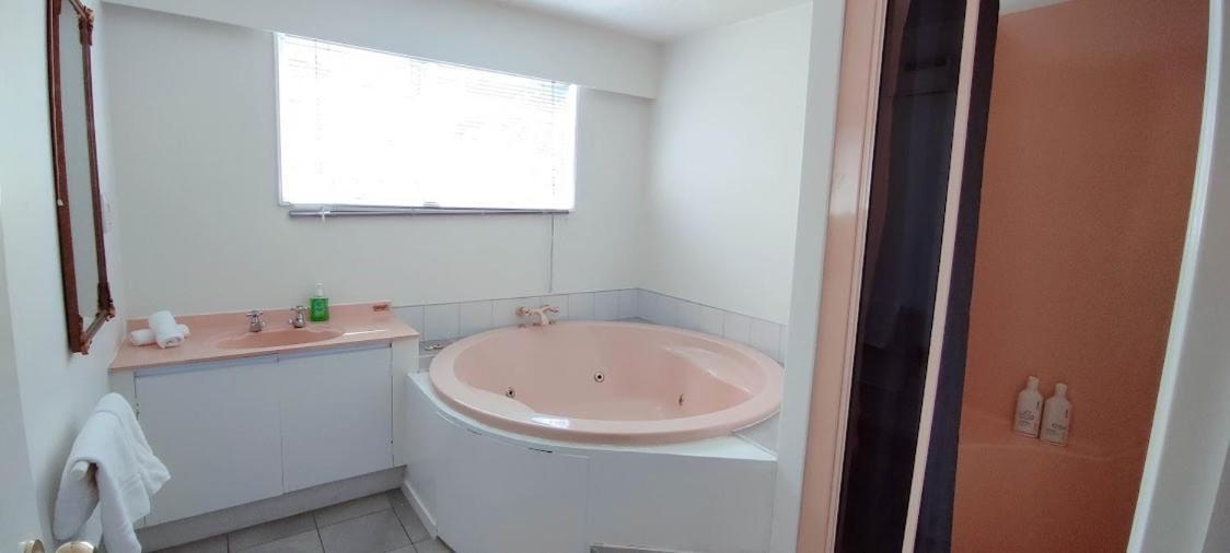 Spacious Home With Awesome Lake Views ควีนส์ทาวน์ ภายนอก รูปภาพ