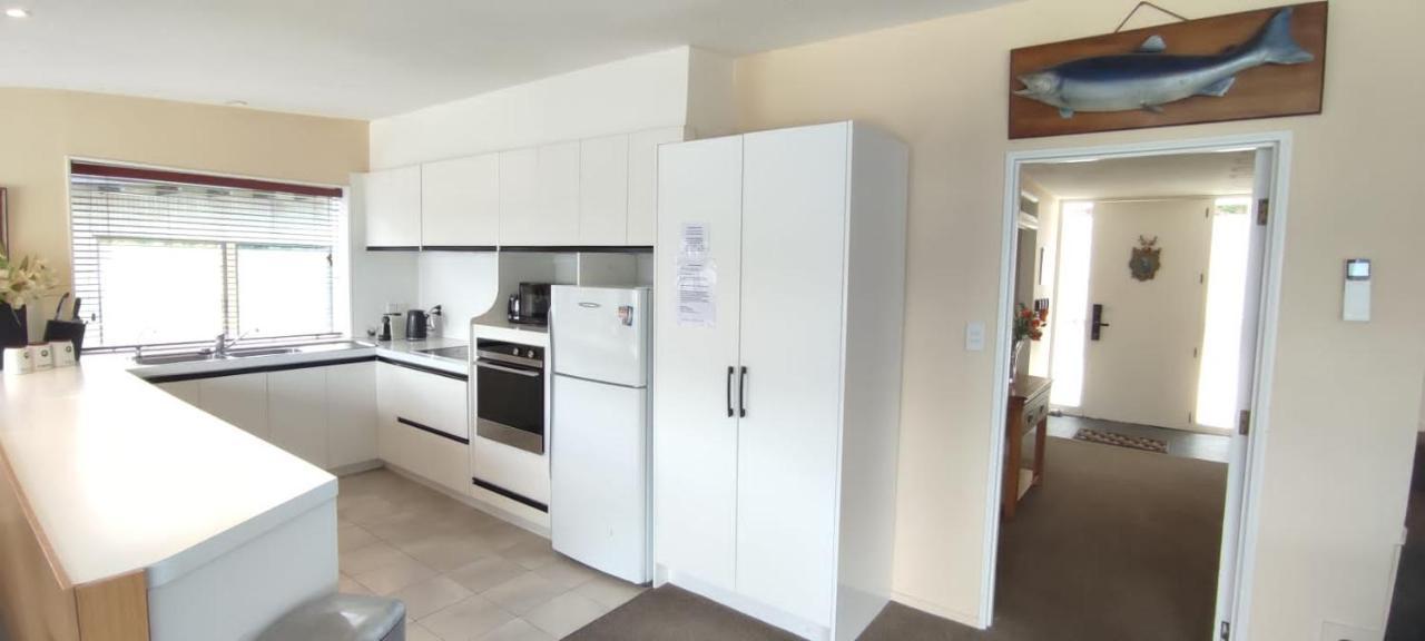 Spacious Home With Awesome Lake Views ควีนส์ทาวน์ ภายนอก รูปภาพ