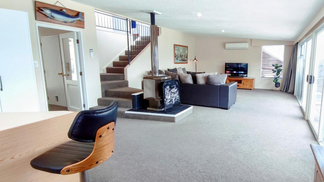 Spacious Home With Awesome Lake Views ควีนส์ทาวน์ ภายนอก รูปภาพ